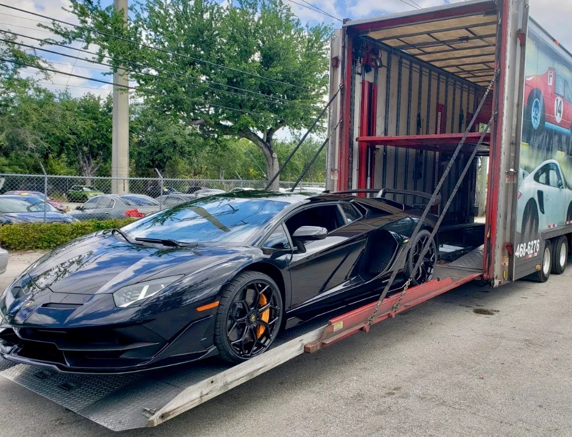 Enclosed auto transport trailer fully protecting vehicles from elements
