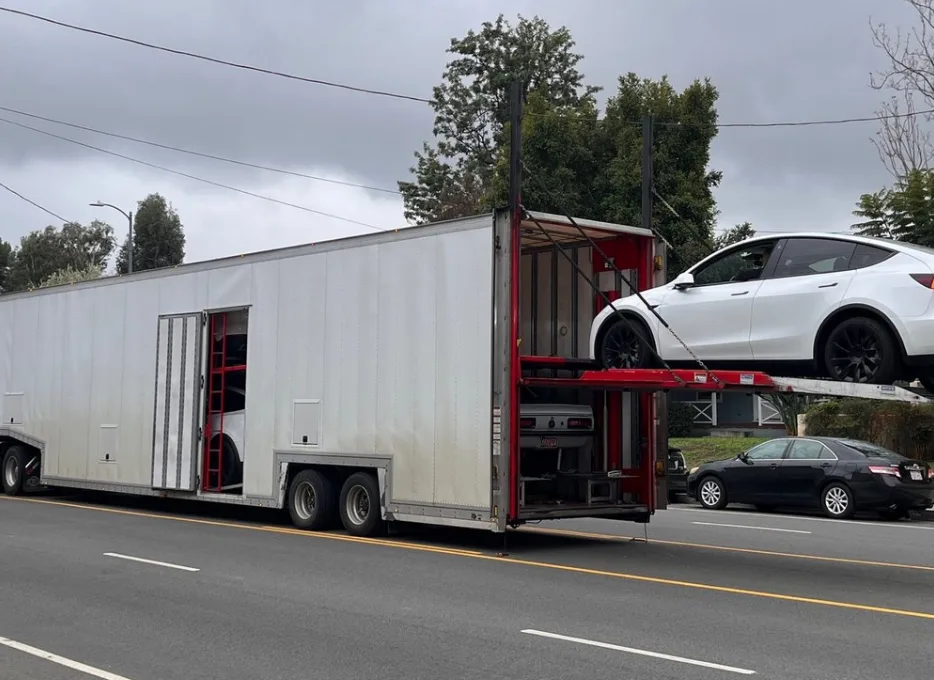 Side by side comparison of open versus enclosed auto transport methods and pricing